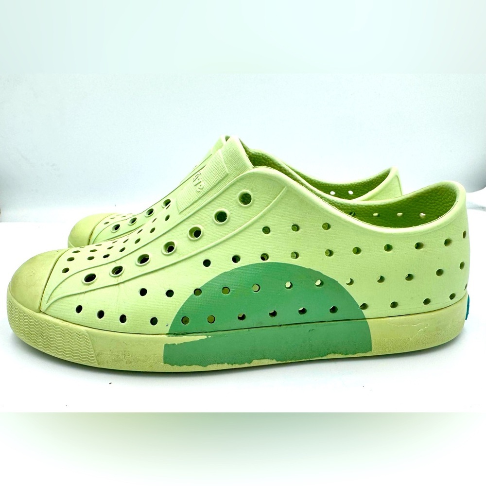Native Sz J2 Kids Shoes in Light and Dark Green - Picture 2 of 6